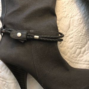 NWOT Colin Stuart Heeled pointy gray boots.